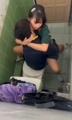 หลุดเนตรนารี XXX คลิปแอบถ่าย เนตรนารี เงี่ยนหีชวนแฟนหนุ่มแอบมาขย่มควยในห้องน้ำโรงเรียนจนร้องครางดังโดนแอบถ่ายมาขายในกลุ่มลับ