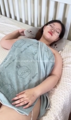 OnlyFans natnpnicha (น้องแนท) สาวอวบ "แกล้งหลับ" (เปลือยยั่ว/เสียบสด) ตอดรัดควยแตกในทะลัก HD