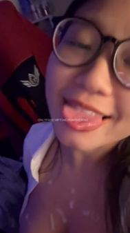 bow_than น้องโบตั๋น OnlyFans สาวแว่นอวบอัดตูดใหญ่โดนขยำนมจนเงี่ยน จัดลีลาอ๊อกควยมิดด้ามก่อนโดนแตกใส่ร่องนมท่วมๆ