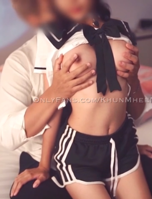 คลิปหลุดนักเรียน khunmheenew งานเด็ดพี่หมีดาวทวิตสายเงี่ยน นัดเย็ดกับมัธยมคาชุด รองเท้าไม่ถอดจับแหกหีอูมเย็ดมิดด้ามกระดอ ควยเขงตีหัวแตกพอเอาแทงหีแล้วเจ็บหีมาก ยิ่งซอยยิ่งเจ็บยิ่งเด้าก็ยิ่งมัน