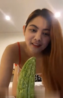 สาวทางบ้านเงี่ยนจัด! ซื้อมะระกออันเท่าแขนมายัดรูหีโชว์แฟน กระทุ้งหีบานร้องลั่นห้อง